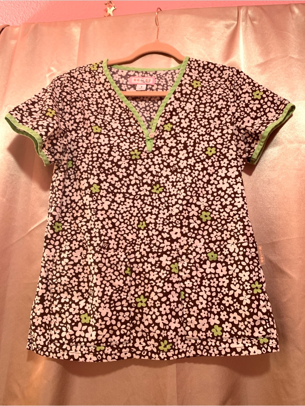 koi ❤️Brown Floral V-Neck Top❤️Green Trim scrub top 100% cotton❤️❤️❤️❤️